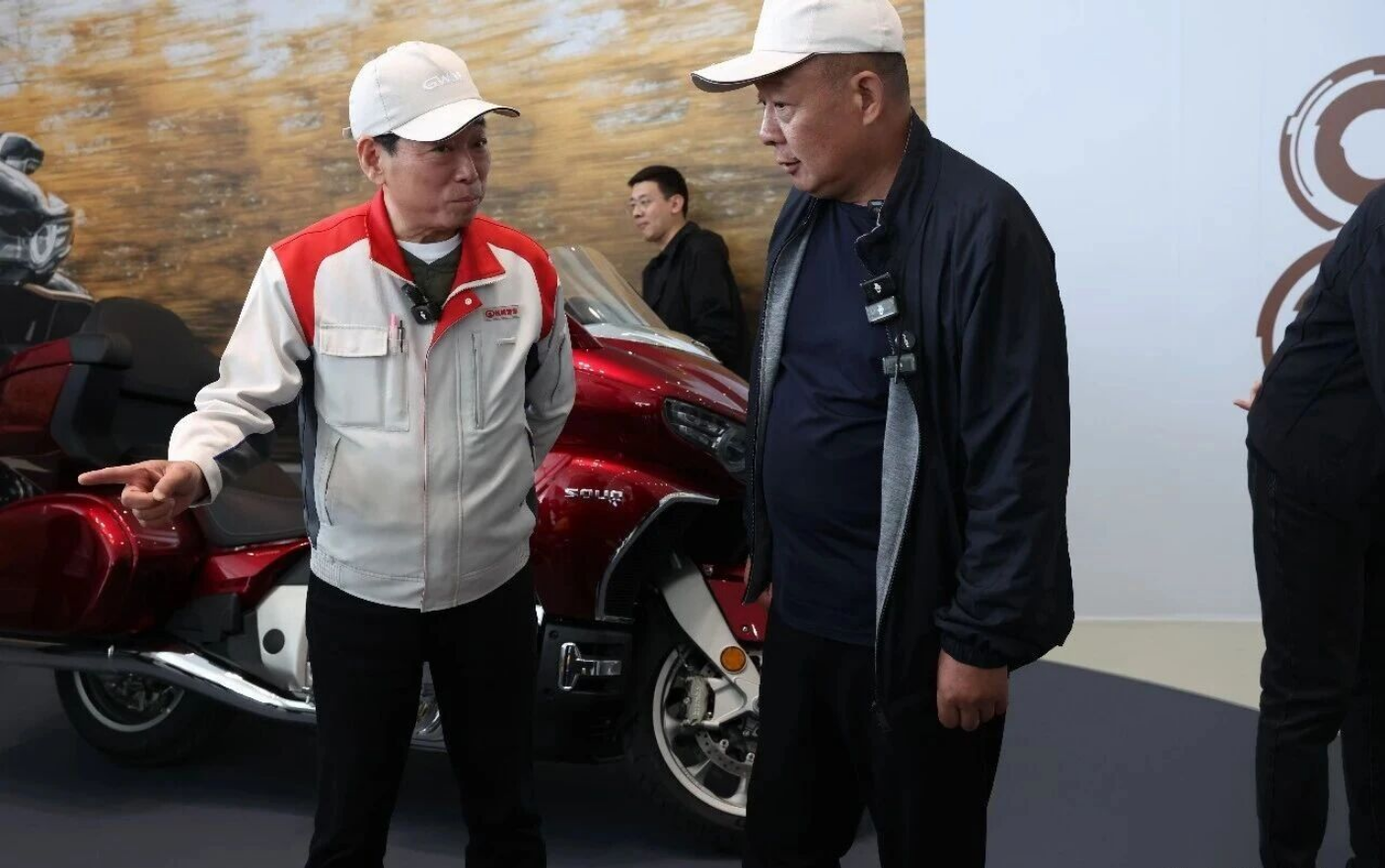魏建军&ldquo;约会&rdquo;于东来：长城汽车&times;胖东来，用反套路的经营模式重塑行业